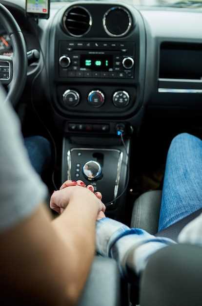 Аккуратное снятие центральной консоли и проверка состояния креплений