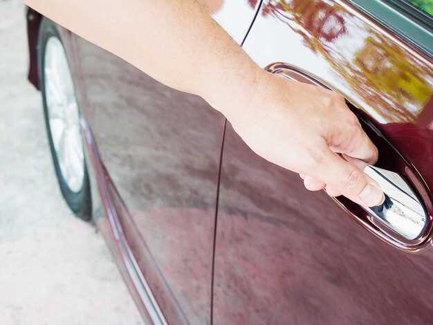 Фиксация ручки и закрепление облицовки багажника