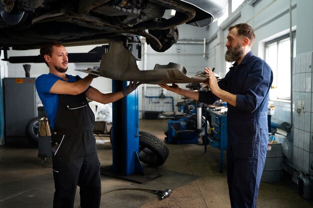 Осмотр и диагностика изношенных компонентов рулевого управления